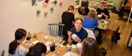 Keramik Sædding Efterskole | Pigerne fra Sædding Efterskole maler keramik på pigetur