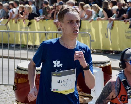 Marathon Sædding Efterskole | Elev fra Sædding Efterskole løber i gaderne i København til Copenhagen marathon