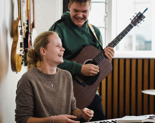 Musik Sædding Efterskole | Efterskoleelever griner sammen til band på Sædding Efterskole