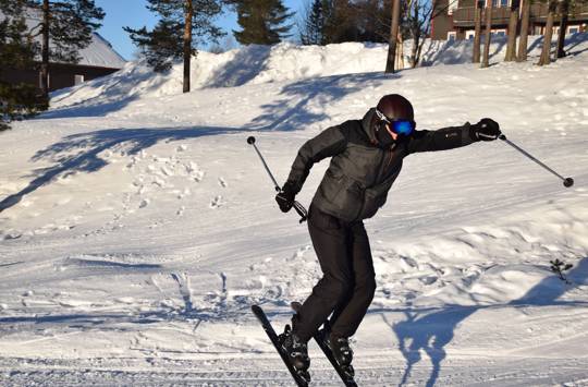 En efterskoledreng tager et hop på sine ski.