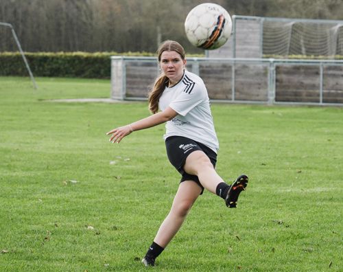 Pigefodbold | Pige sparker til en fodbold på Sædding Efterskole