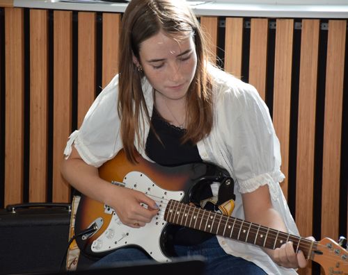 Musik Sædding Efterskole | Efterskoleelev spiller på elektrisk guitar