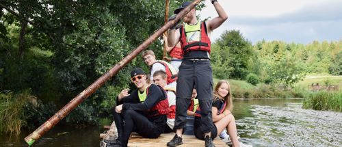 Tømmerflåde med efterskoleelever fra Sædding Efterskole på Vorgod å