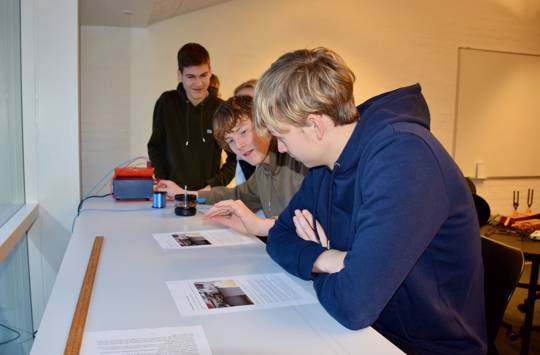 Elever fra Sædding Efterskole i brobygning på det kristne gymnasium i Ringkøbing. De sidder i fysiklokalet. 