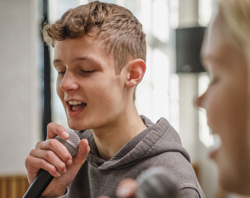 Musik Sædding Efterskole | Efterskoleelev synger i mikrofon