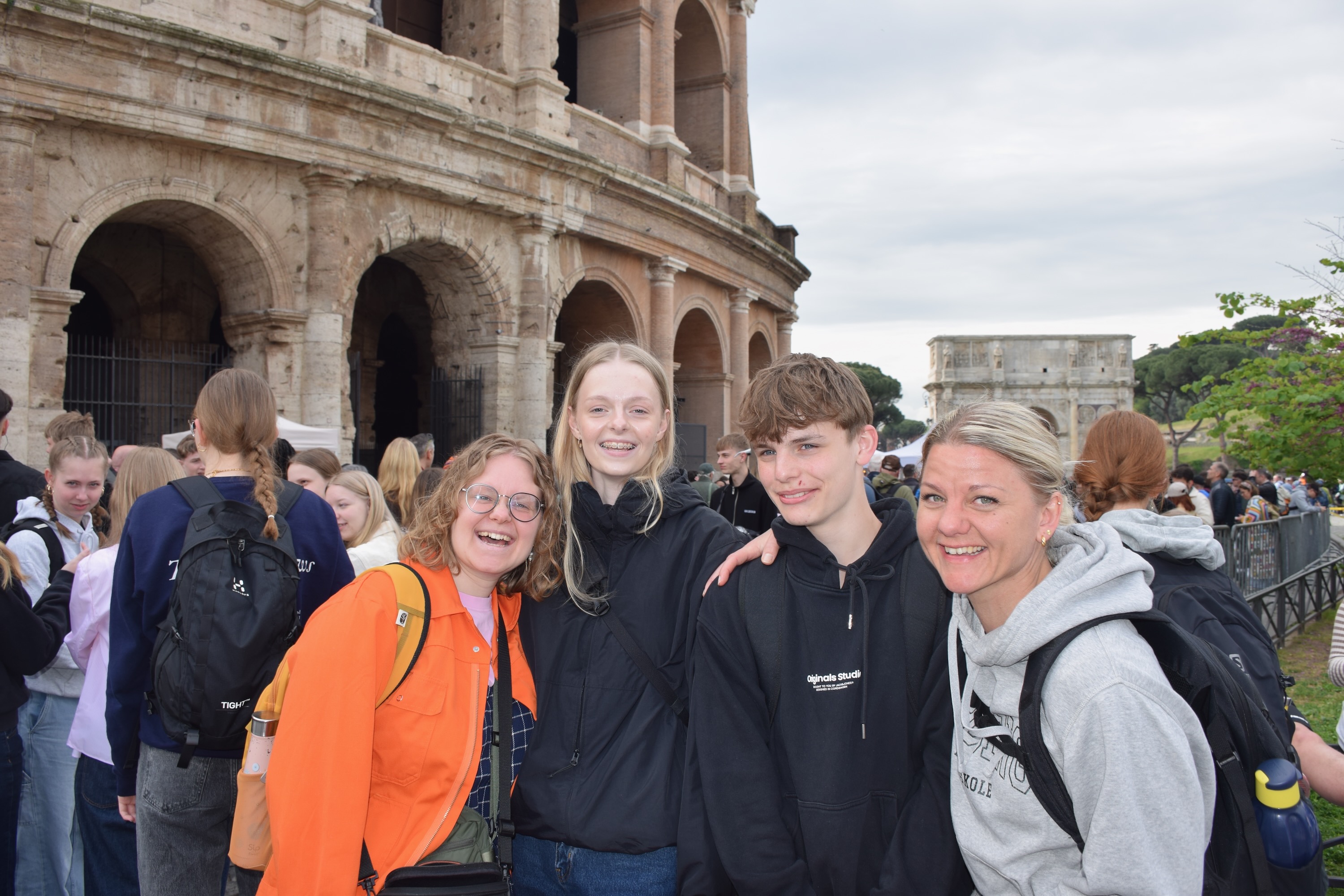 To elever og to lærere fra Sædding Efterskole står i Rom foran en seværdighed og smiler til kameraet