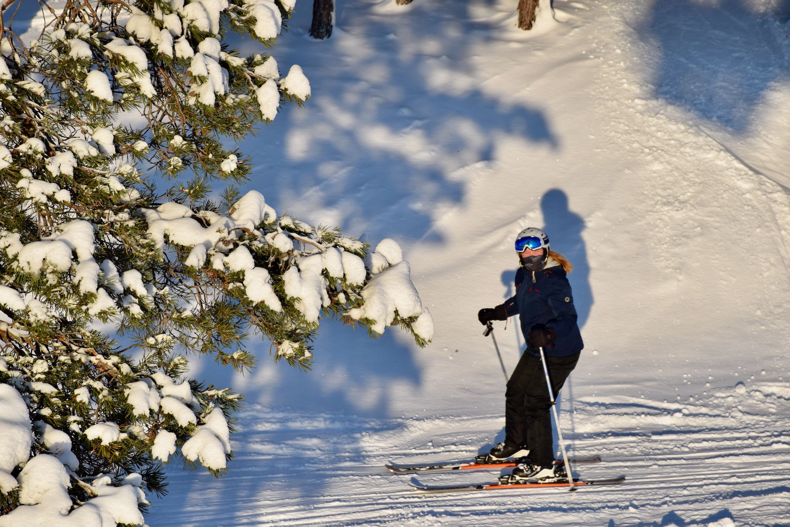 Skitur Sædding Efterskole | Efterskolepige på vej gennem sneen på ski.